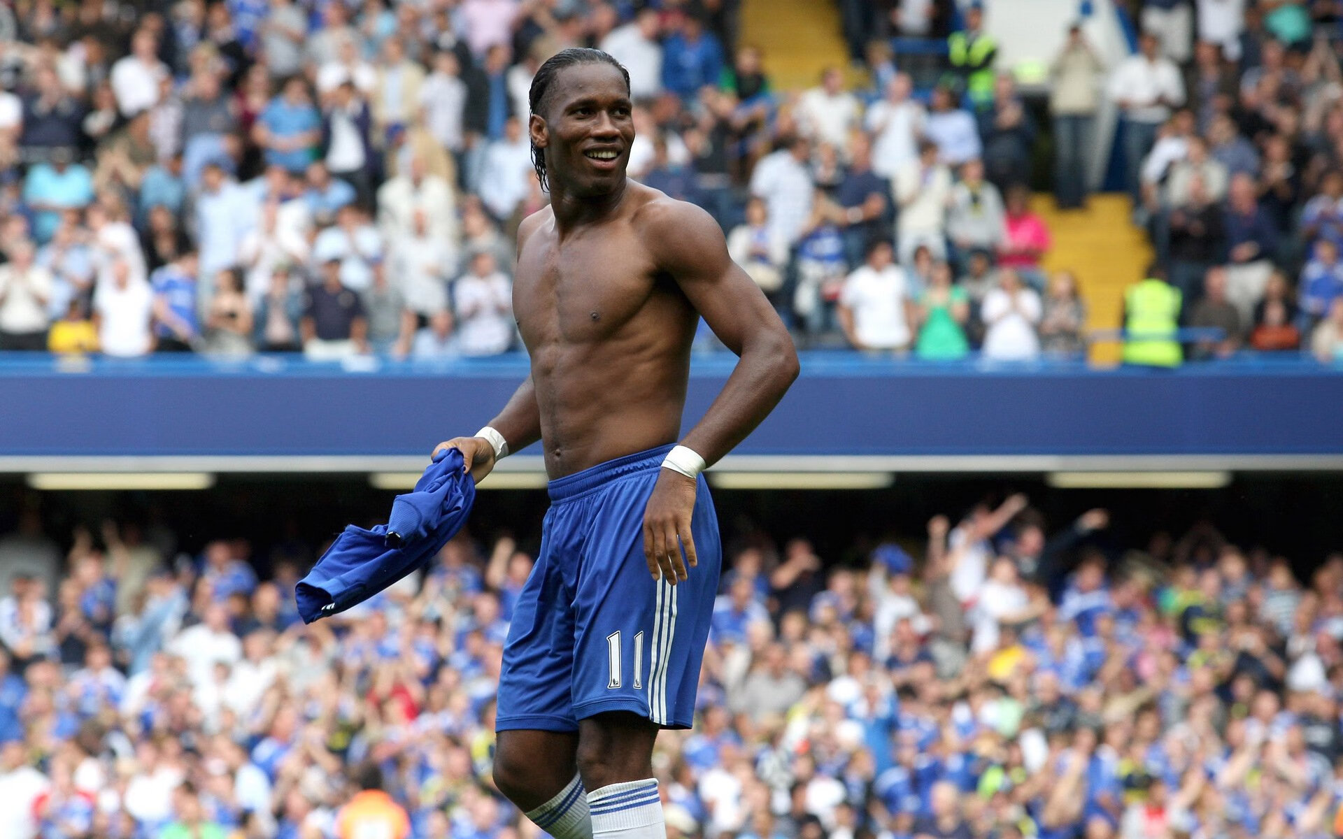 德国骑手多米安·米歇尔斯在2024年巴黎奥运会盛装舞步比赛中获得第六名,展现坚韧精神。